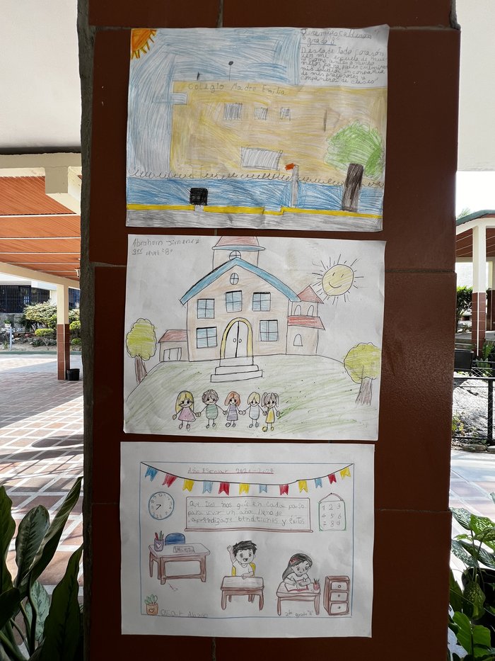 Dibujos de los estudiantes sobre su colegio colgados en una columna