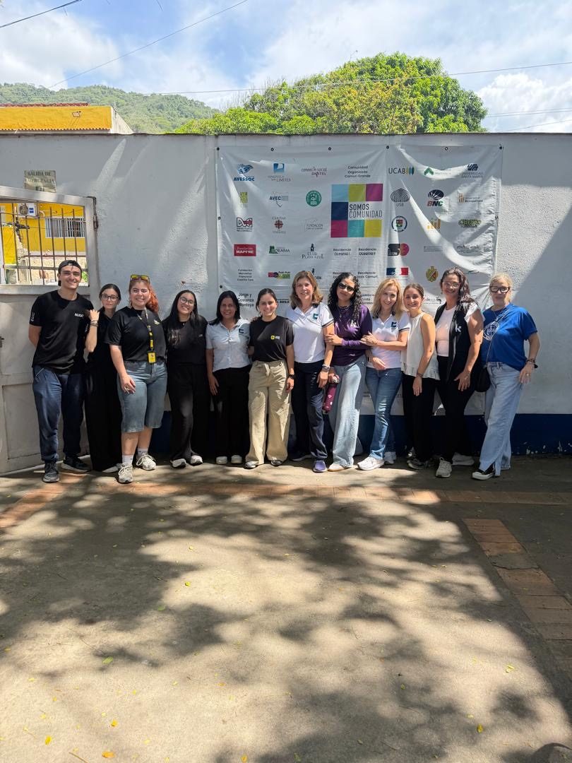 El equipo de la fundación y sus aliados durante la visita