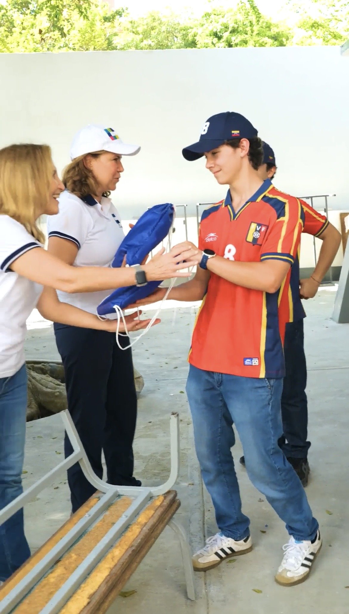 Un estudiante recibe su kit educativo