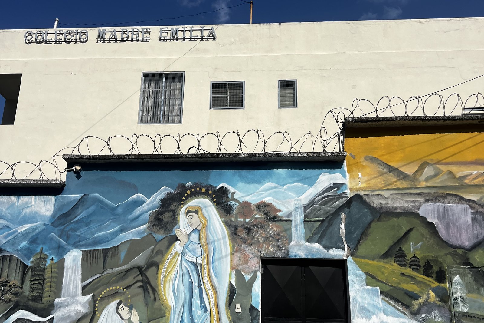 Fachada del Colegio Madre Emilia, con un mural de la Virgen pintado en su muro