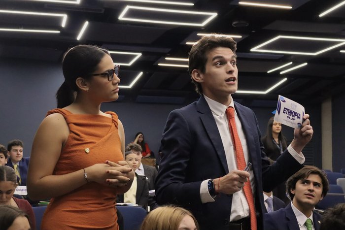 Un delegado toma la palabra con la placa de Etiopía en alto