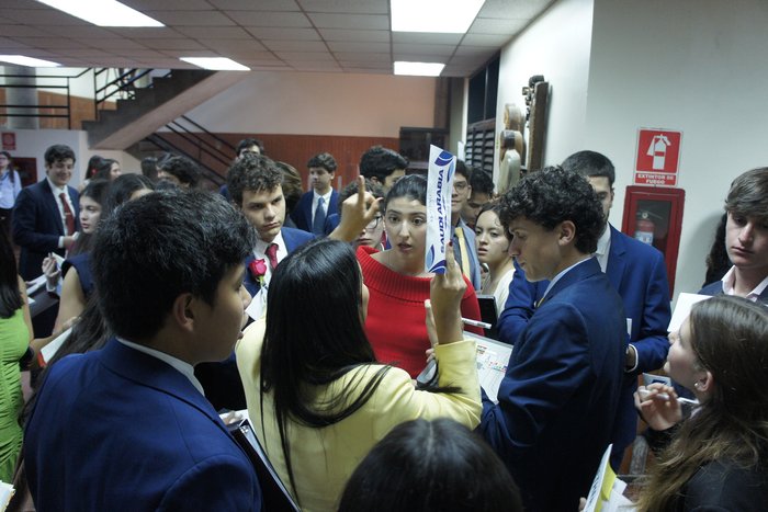 Delegados negocian en un pasillo entre sesiones