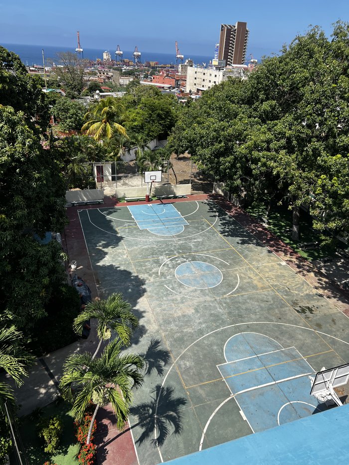 Vista desde lo alto de la cancha del colegio, con el puerto de La Guaira al fondo