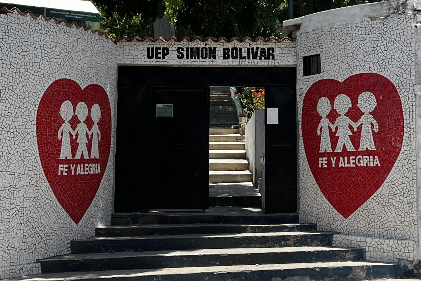 Entrada de la UEP Simón Bolívar, escuela de Fe y Alegría, en Caraballeda